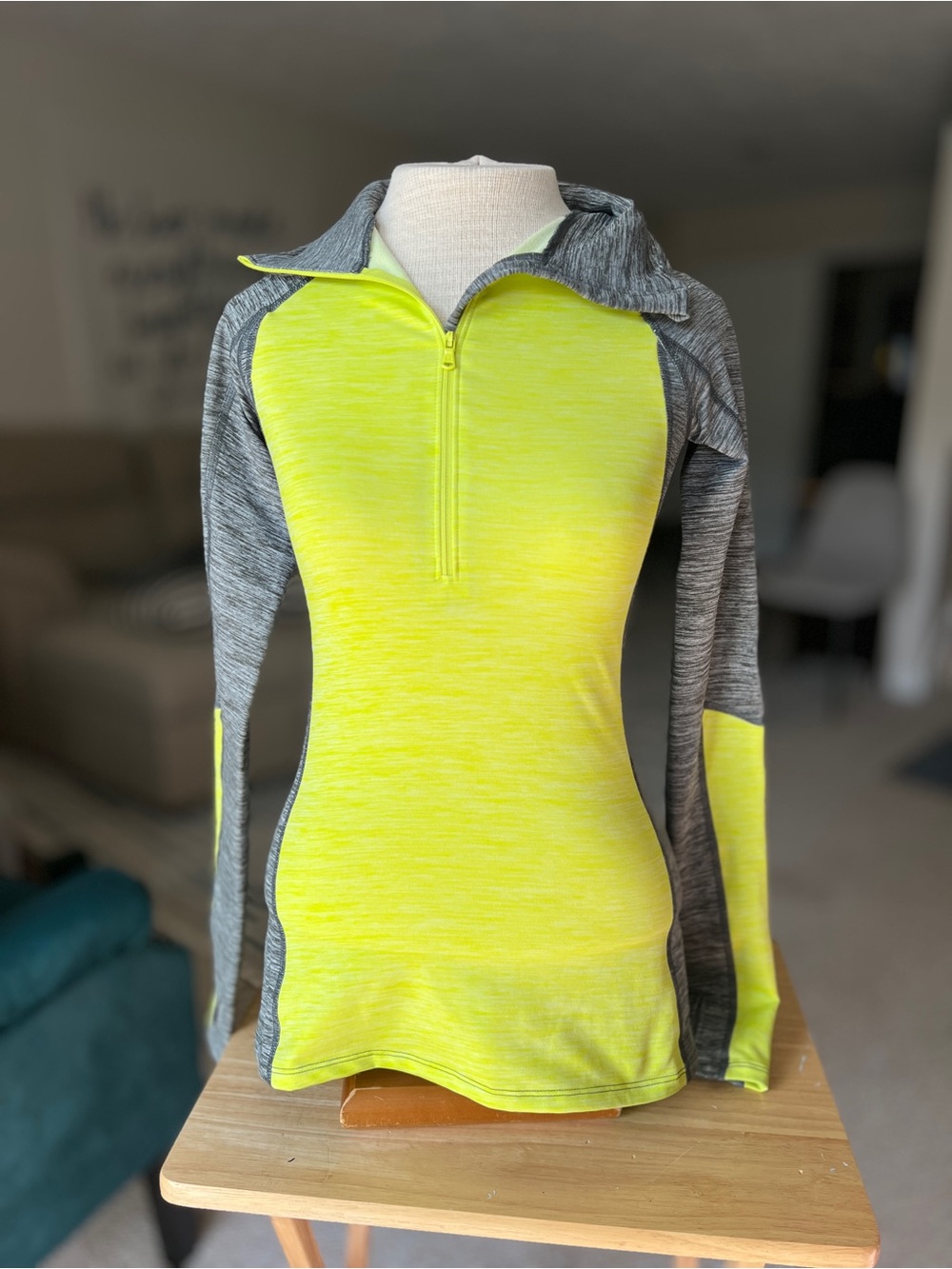 Under Armour Women's XS High-Vis Neon Yellow & Heather Gray 1/2 Zip Top - GUC